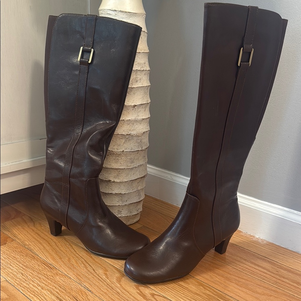 AEROSOLES Brown Heeled Boots Classic Silhouette